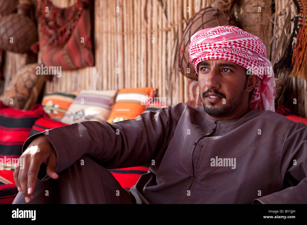 Oman, Wahiba Sands. Un guide se détend au Desert Camp nomade. Banque D'Images