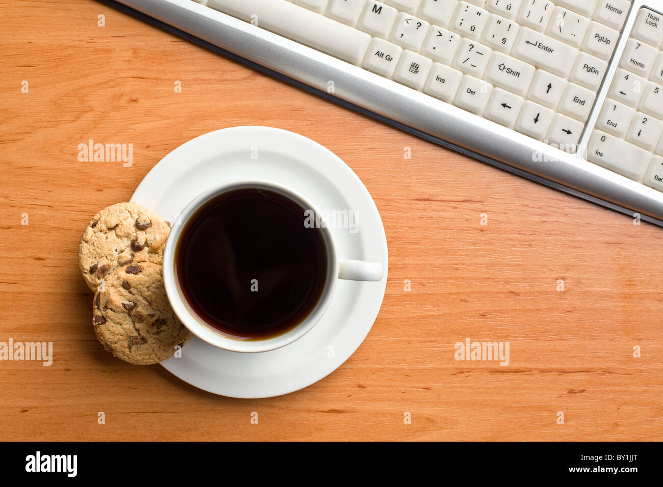 Petit-déjeuner en bureau : cookies et café Banque D'Images