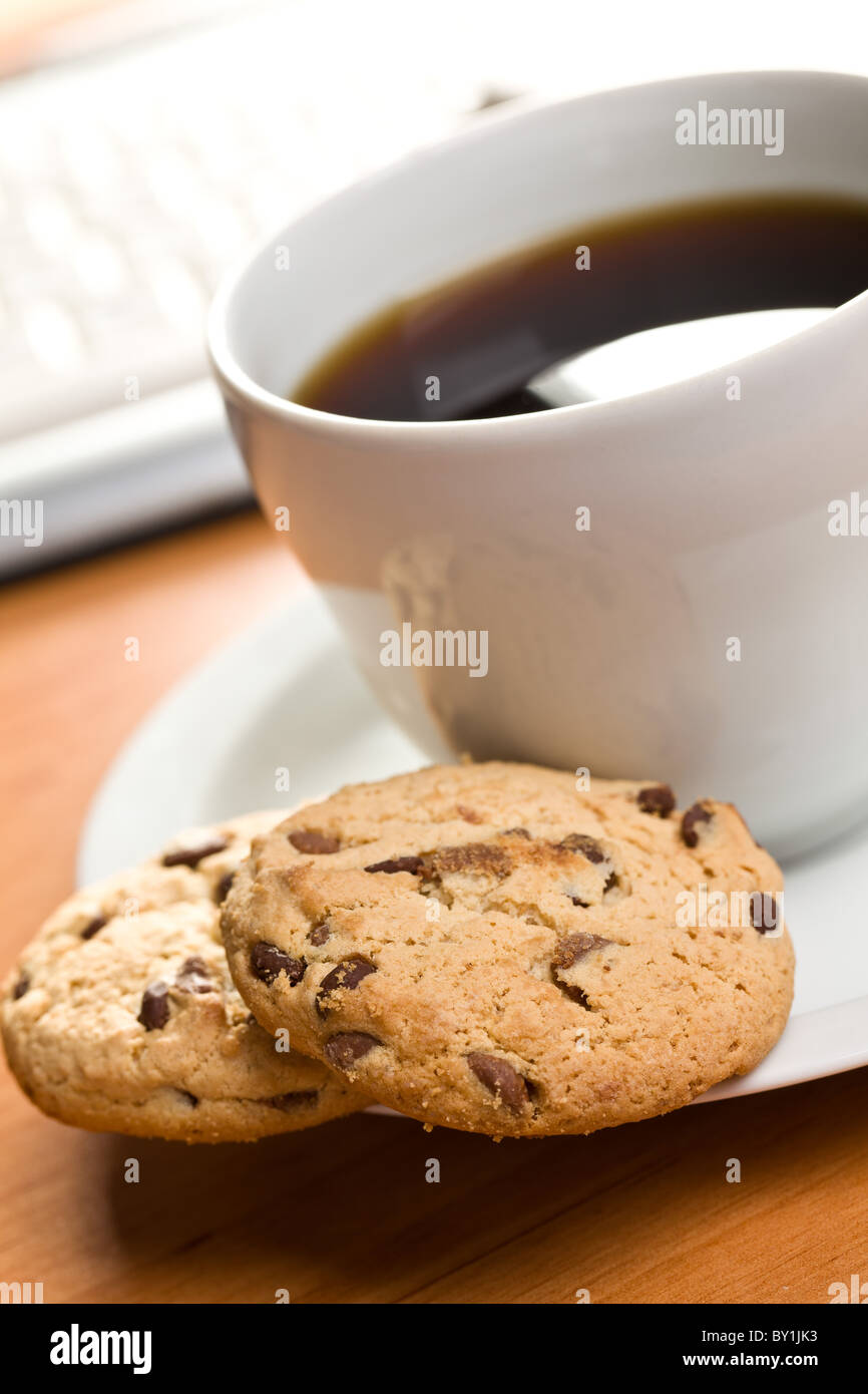 Petit-déjeuner en bureau : cookies et café Banque D'Images