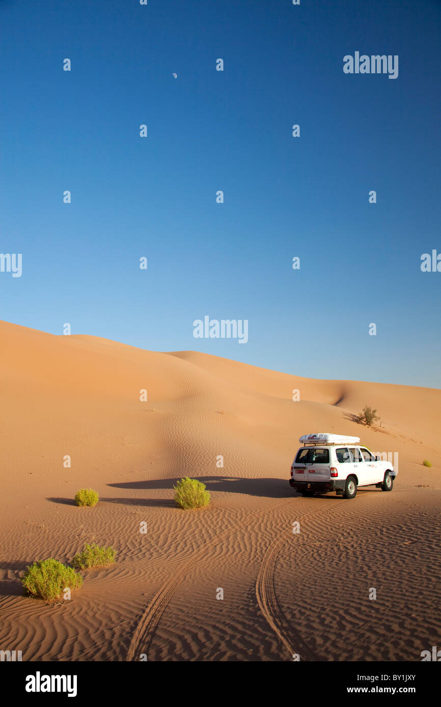 Oman, quart vide. La conduite par les vastes dunes du quart vide. Banque D'Images