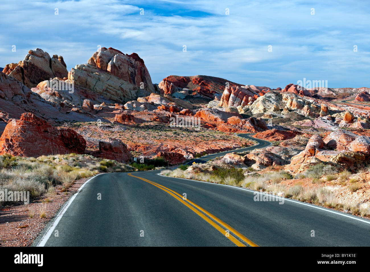 La pittoresque route 169 offre une vue exceptionnelle de la paysage de grès dans le Nevada's Valley of Fire State Park. Banque D'Images