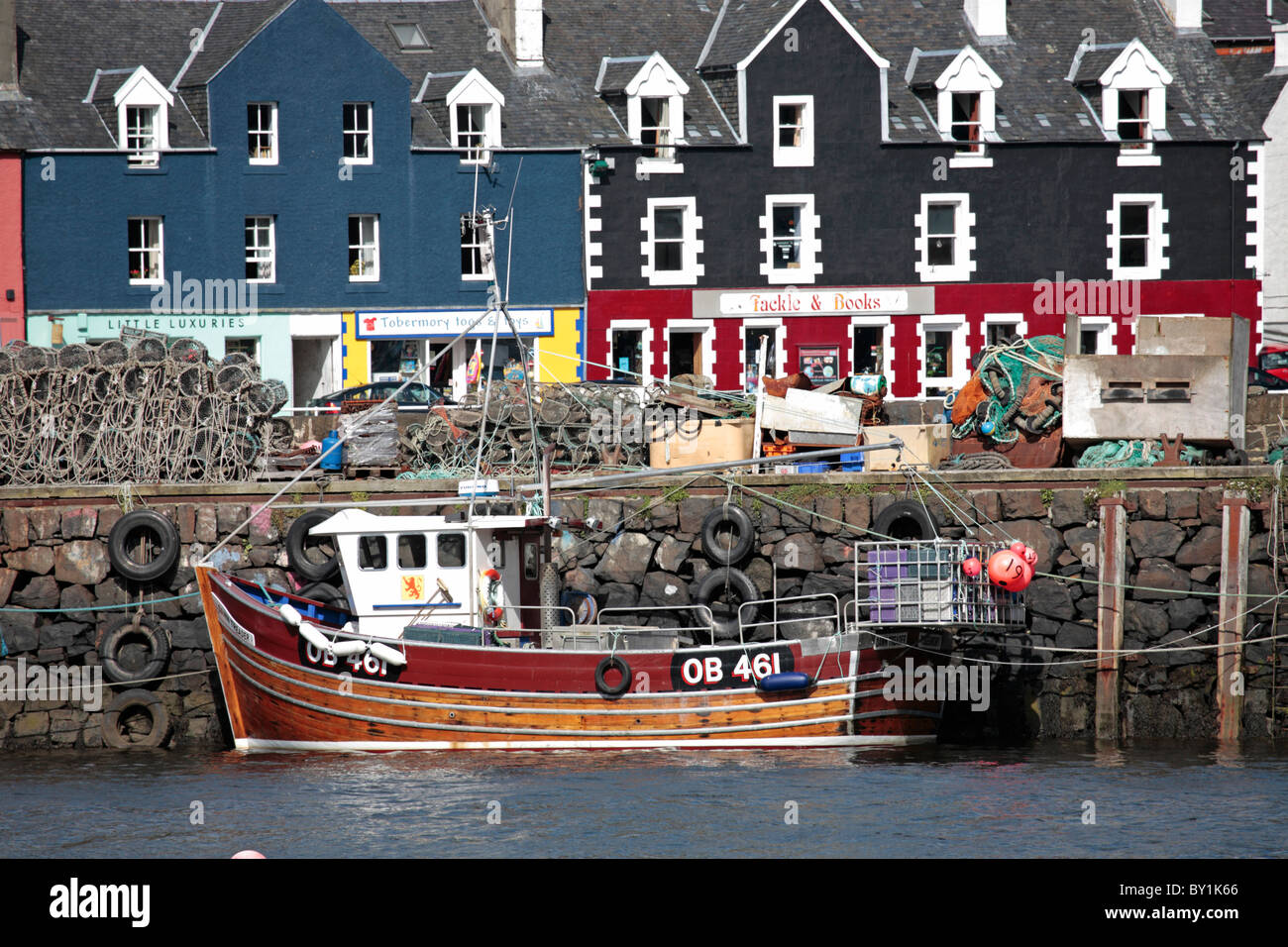 L'Écosse, l'île de Mull. Bateau de pêche et les maisons au bord du port de Tobermory. Banque D'Images