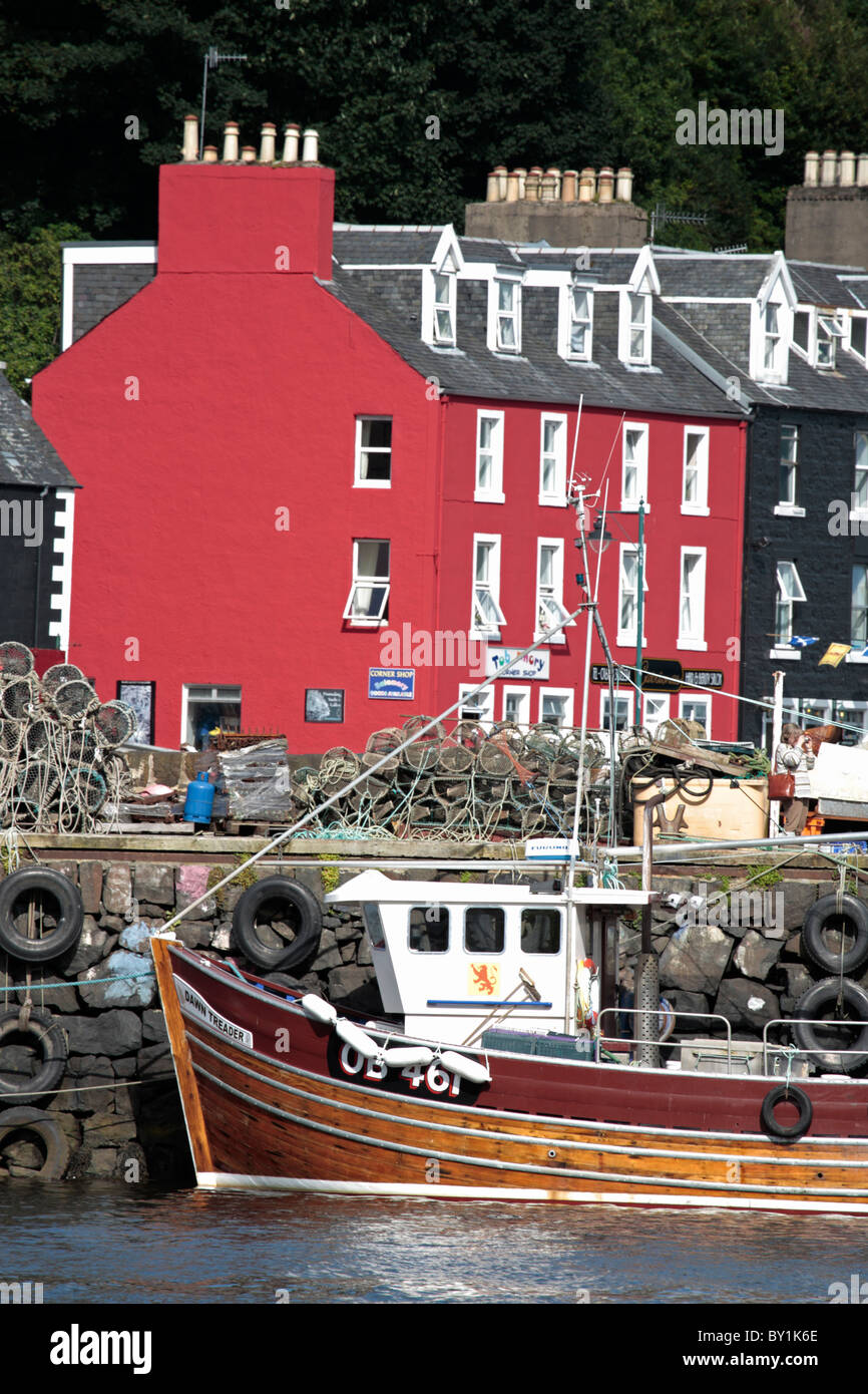 L'Écosse, l'île de Mull. Bateau de pêche et les maisons au bord du port de Tobermory. Banque D'Images