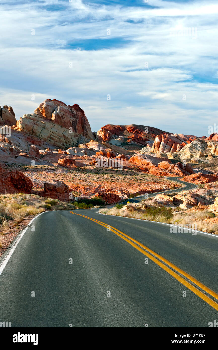 La pittoresque route 169 offre une vue exceptionnelle de la paysage de grès dans le Nevada's Valley of Fire State Park. Banque D'Images