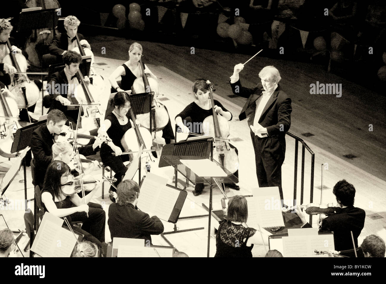 Owain Arwel Hughes menant au Welsh Proms, St Davids Hall, Cardiff. Banque D'Images