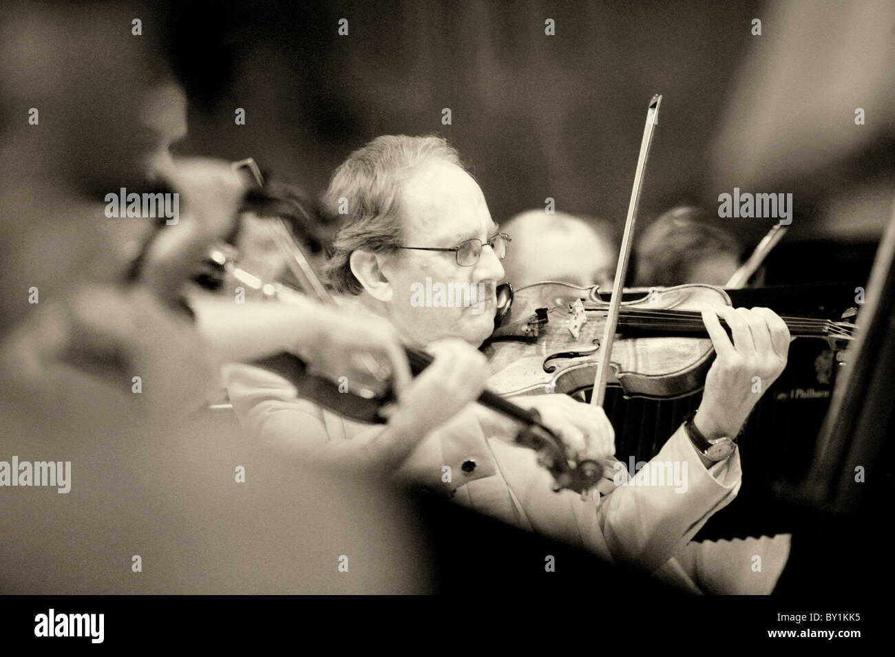 L'exécution de violoniste au Welsh Proms, St Davids Hall, Cardiff. Banque D'Images