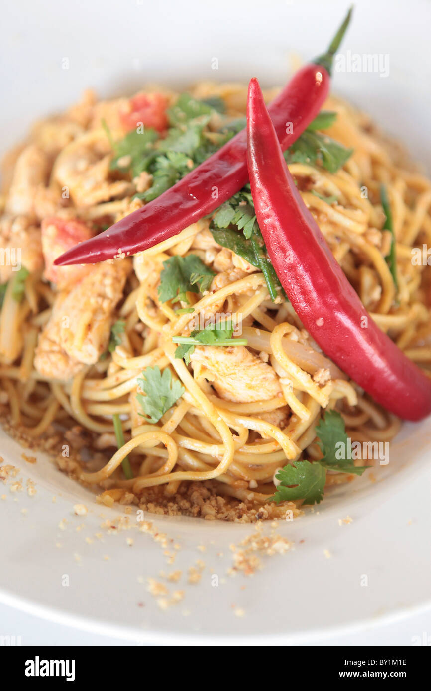 Poulet sauté nouilles au Chili Peppers Banque D'Images