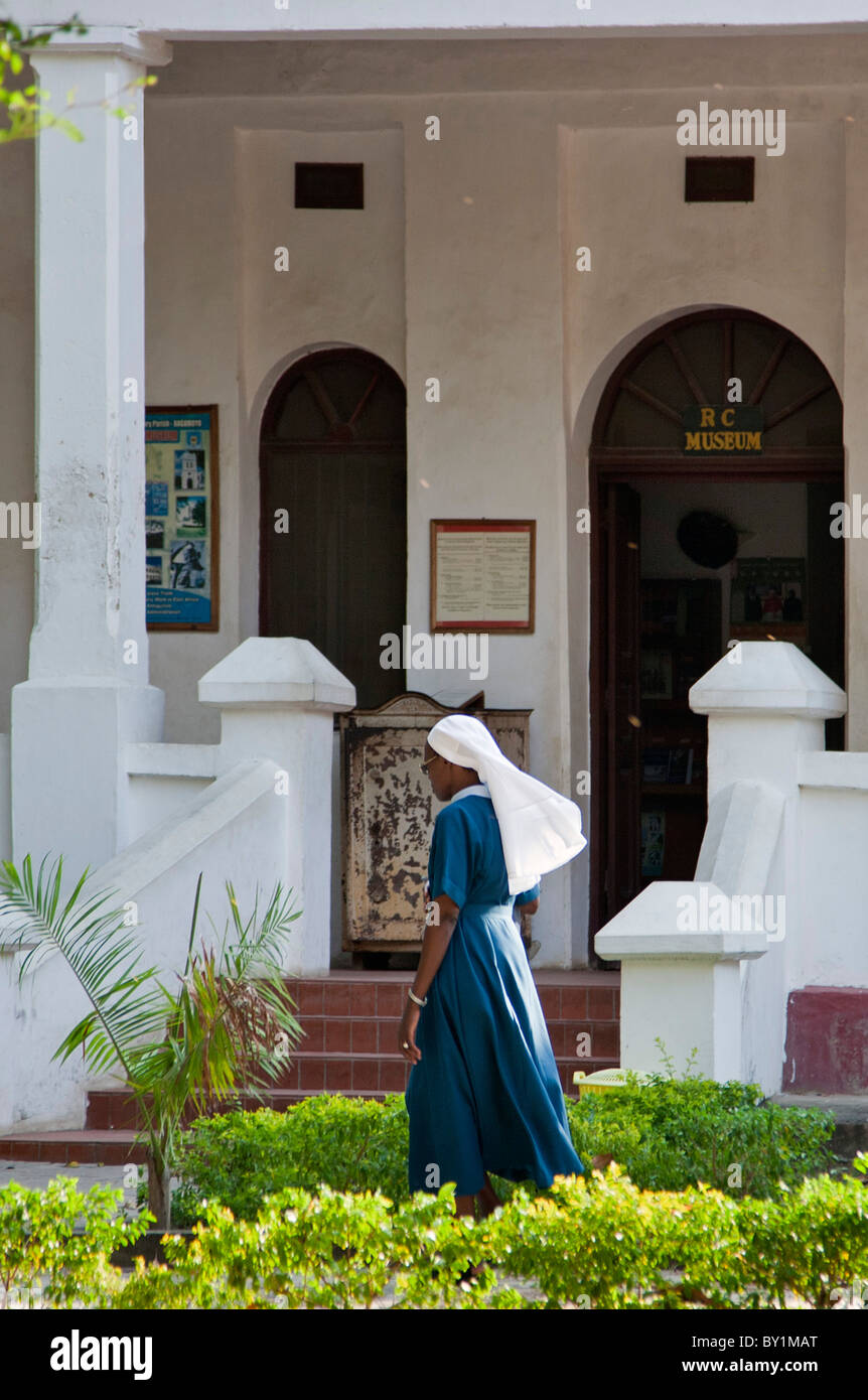 Une nonne passe devant l'entrée de l'intéressant Musée catholique au Saint-esprit Mission catholique à Bagamoyo. Banque D'Images