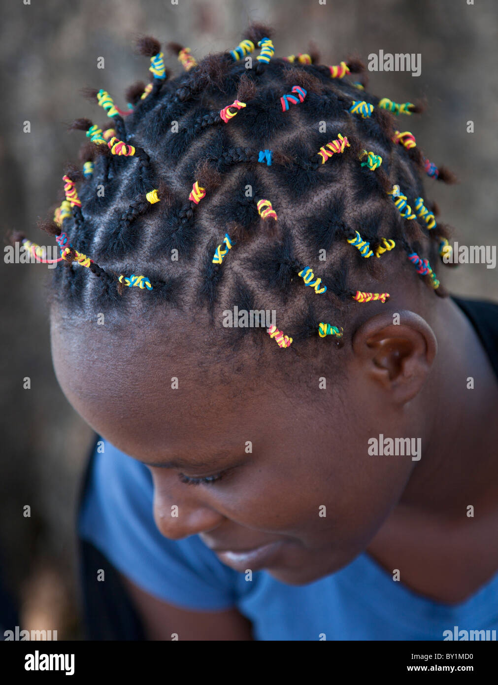 Une Jeune Fille Avec Une Coiffure Moderne De Couleur à L