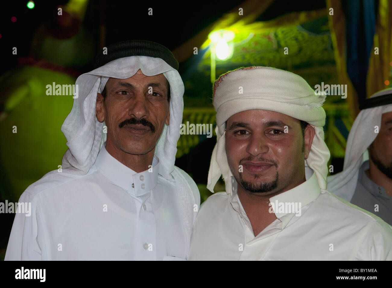 Groom bédouin pose avec l'invité au cours de la célébration de mariages traditionnels. El Tur, péninsule du Sinaï, Égypte Banque D'Images