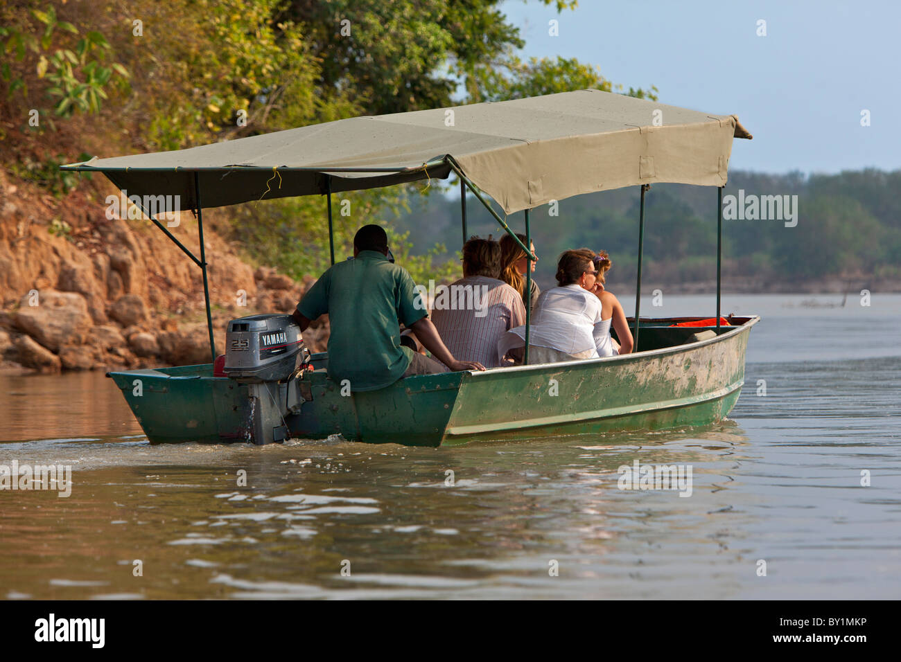 Les visiteurs de Selous faire une balade en bateau sur la rivière Rufiji à observer les animaux et d'oiseaux. Banque D'Images