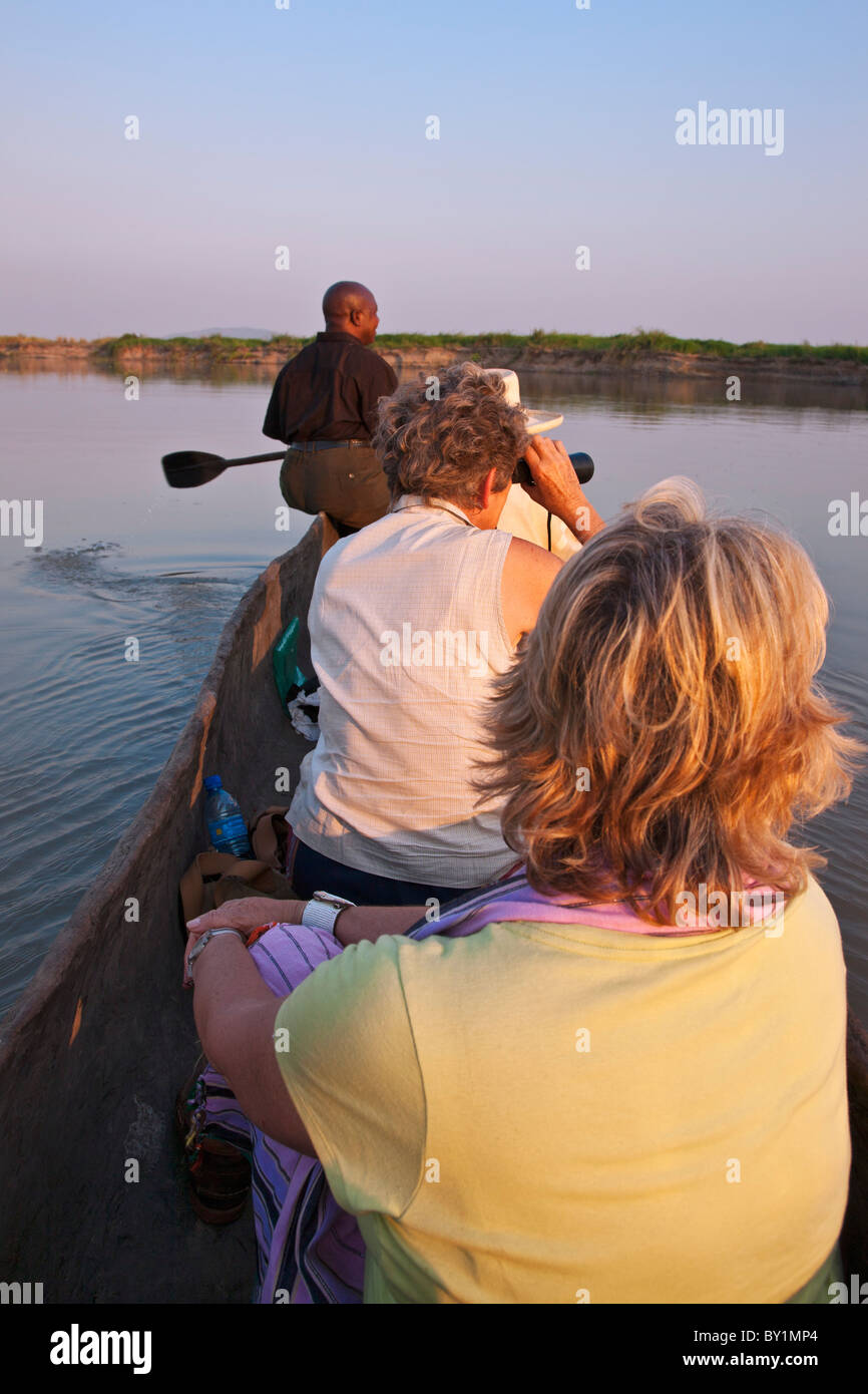 Le canotage et l'observation des oiseaux sur la rivière Kilombero près d'Ifakara. Cette rivière est un affluent important du fleuve Rufiji. Banque D'Images