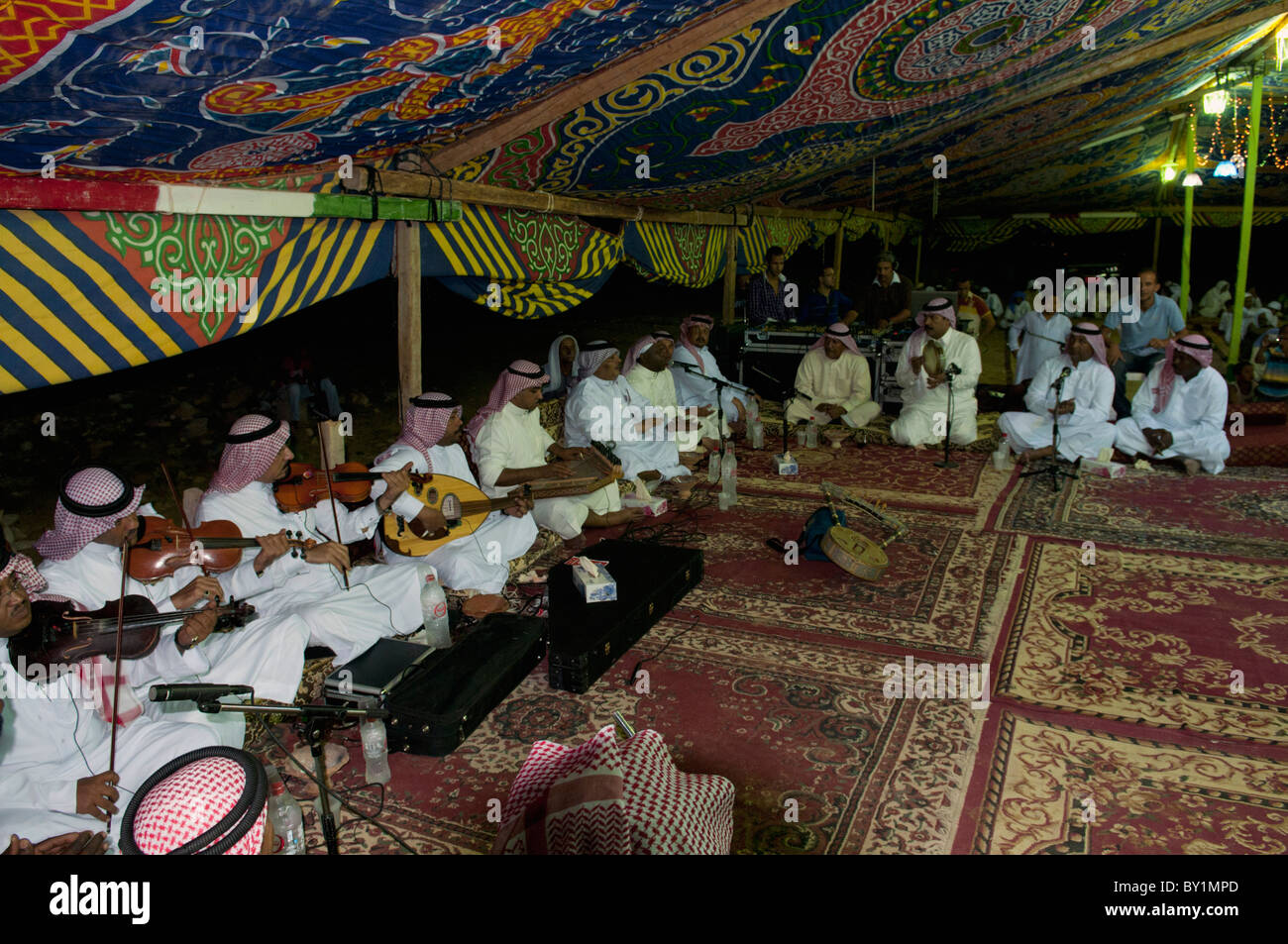 L'Arabie saoudite les musiciens jouent du violon, oud et cithare à la célébration de mariages traditionnels. El Tur, péninsule du Sinaï, Égypte Banque D'Images