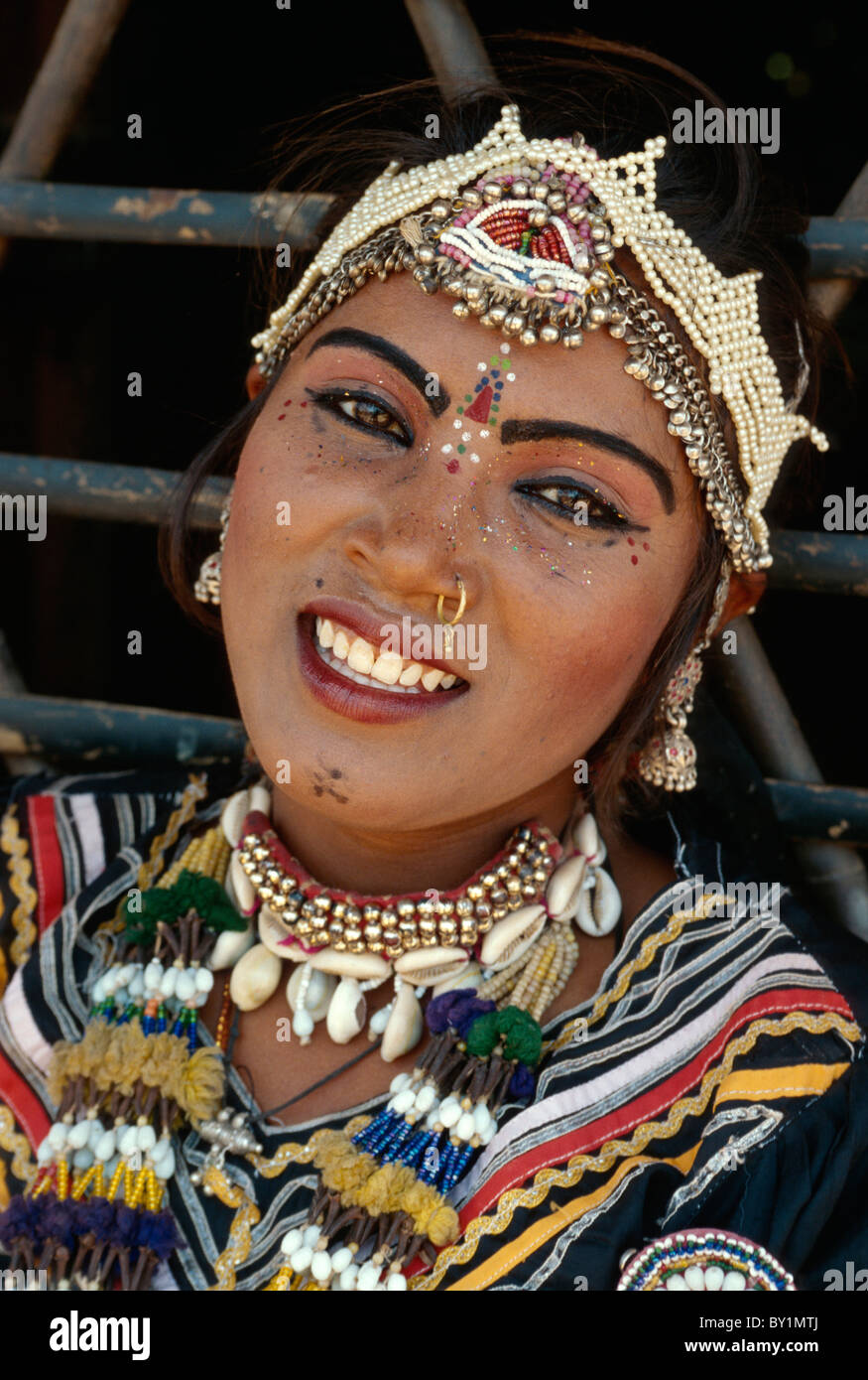 Danseur (travesti) dans la région de Shilpgram près d'Udaipur, Rajasthan, Inde Banque D'Images