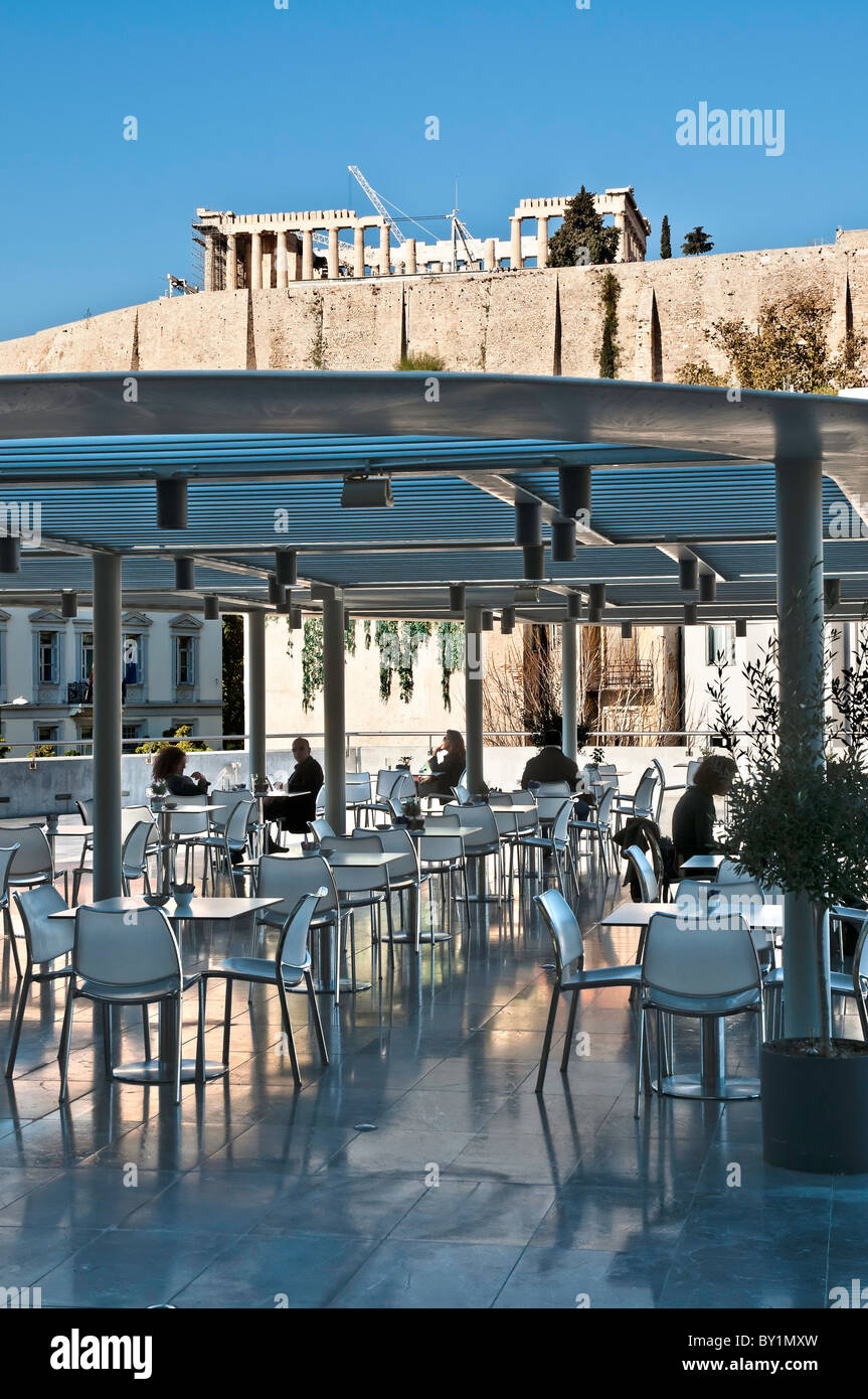 Le Parthénon au-dessus de la terrasse et du restaurant du nouveau musée conçu par l'architecte Bernard Tschumi, Athènes, Grèce Banque D'Images