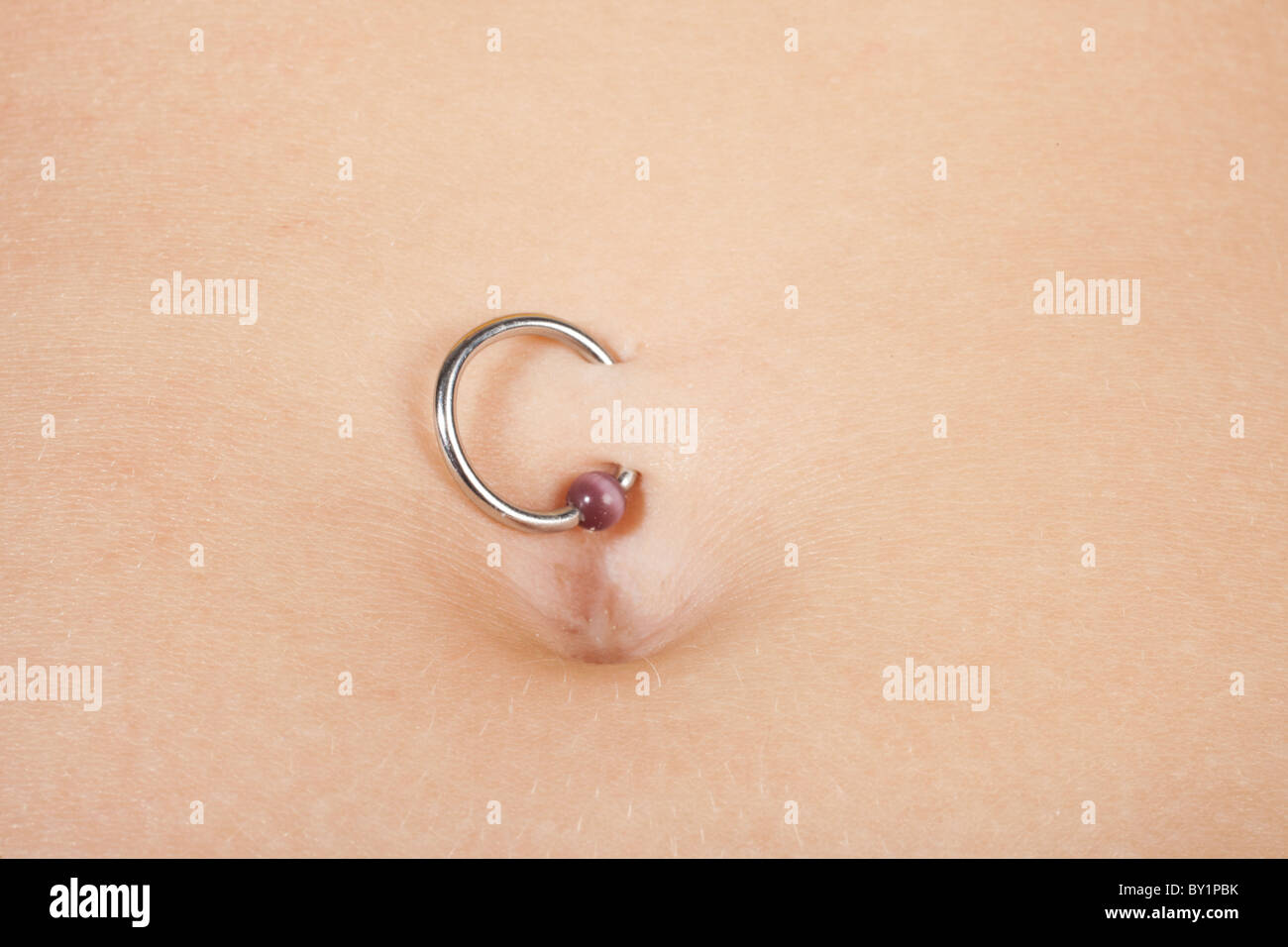 Close up d'un piercing au nombril Photo Stock - Alamy