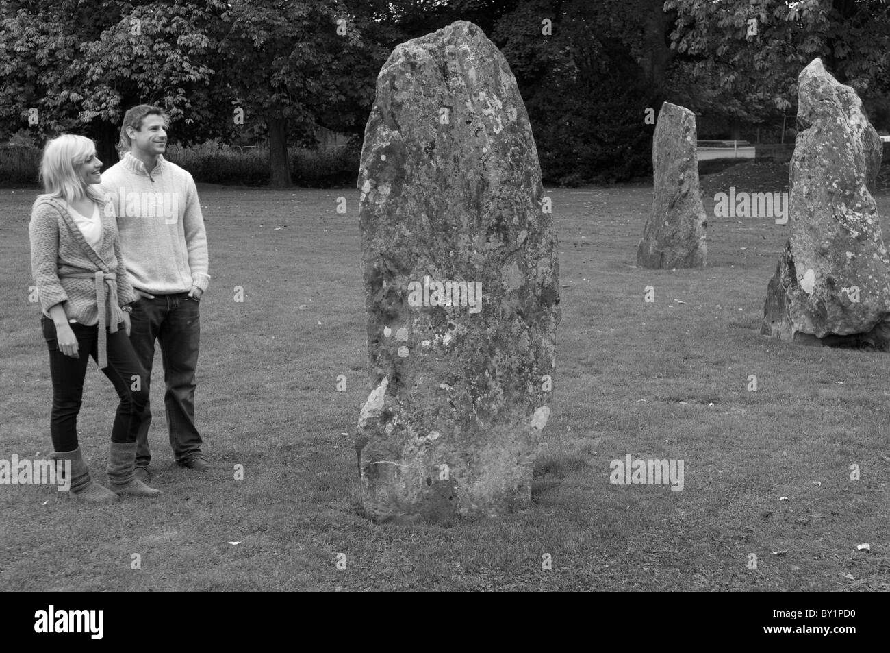 UK, au nord du Pays de Galles, Llanwrst. Un couple visitez le cercle de pierre. (MR) Banque D'Images