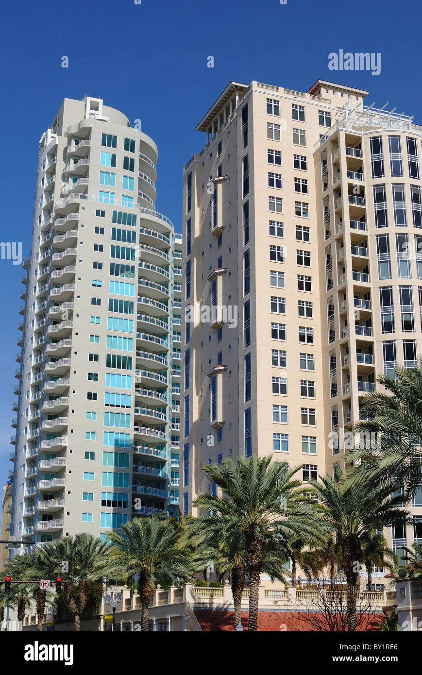 Haut résidentiel de luxe s'élève à Saint-Pétersbourg, en Floride. Banque D'Images