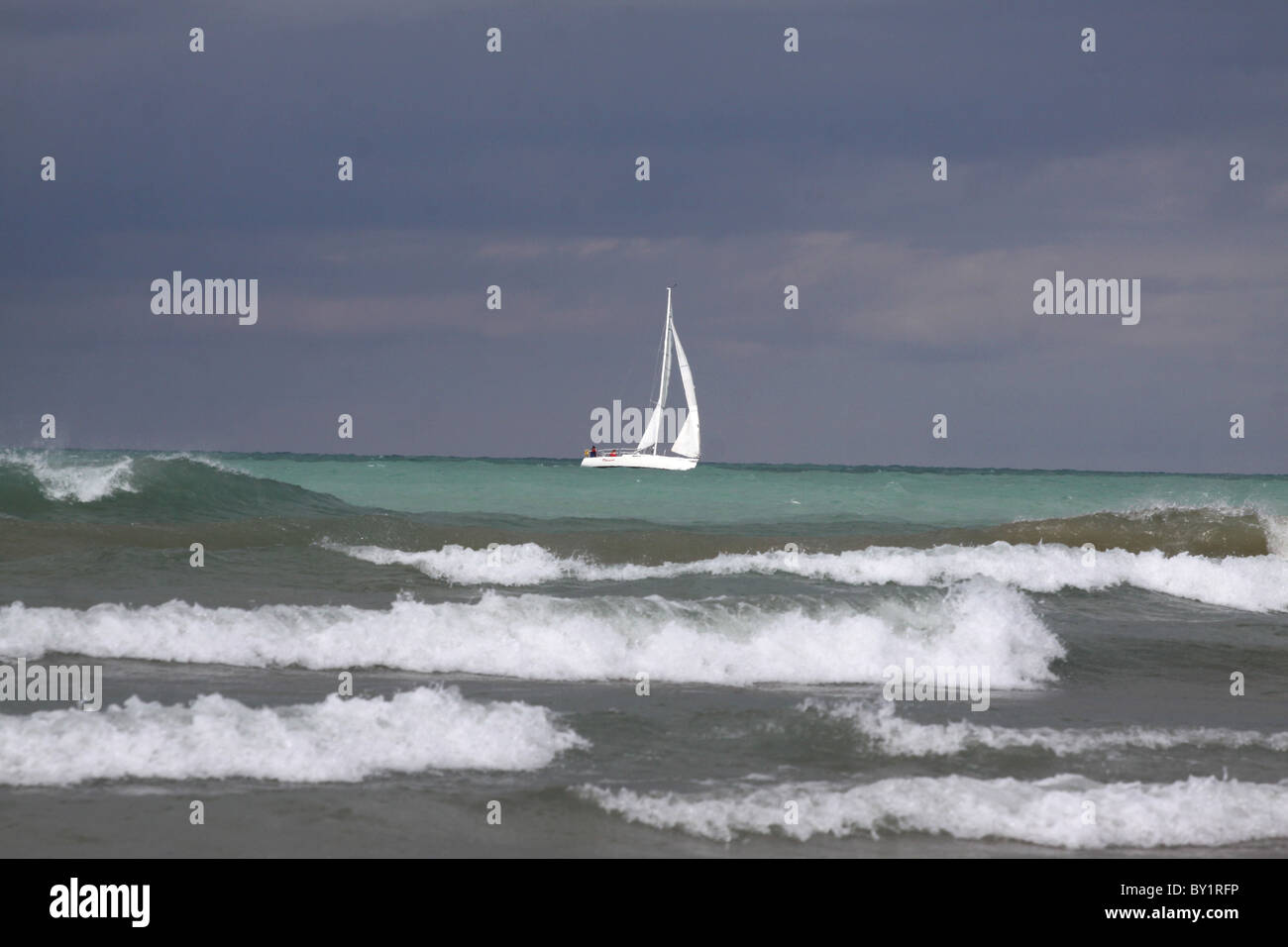 Voilier tempête beach Lake Michigan shore Chicago Banque D'Images