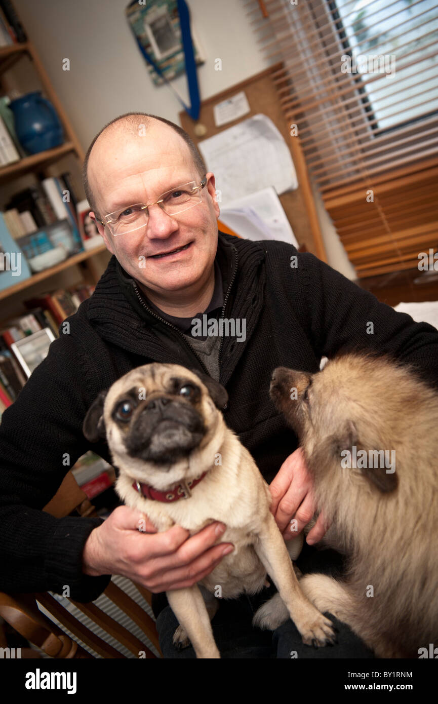 La langue galloise primé écrivain romancier auteur MIHANGEL MORGAN à la maison avec ses chiens de compagnie Banque D'Images