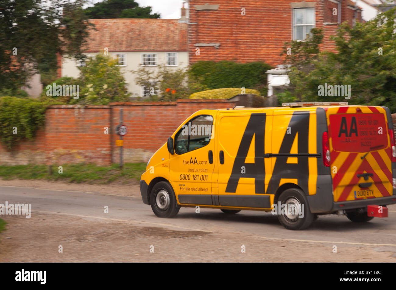 Une panne de véhicule AA van montrant le mouvement comme il se conduit en Angleterre , Grande-Bretagne , Royaume-Uni Banque D'Images