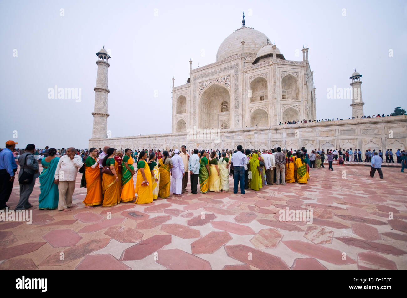 Les touristes la queue au Taj Mahal à Agra, Inde Banque D'Images