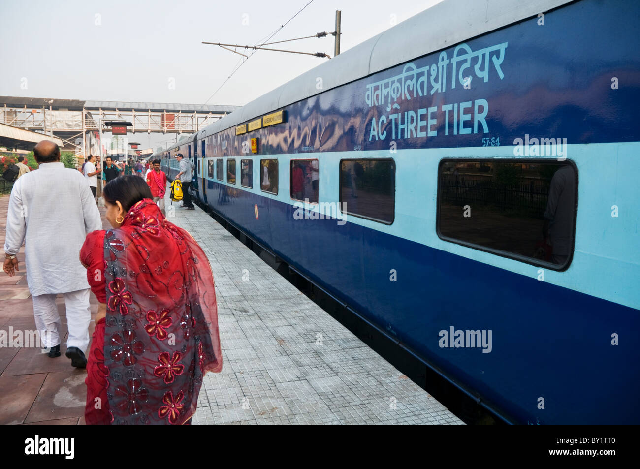 Les passagers en attente d'un train sur le quai d'une gare, à Bhopal, Inde Banque D'Images