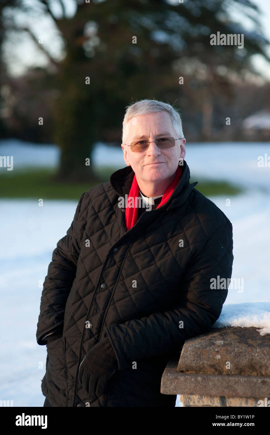 Aled Huw Thomas, ancien aumônier militaire et maintenant vicaire de St Dogmaels église. Banque D'Images