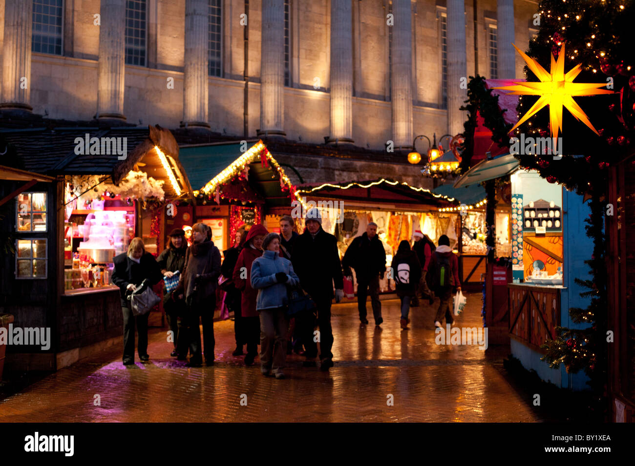 Le marché de Francfort à Victoria Square, Birmingham, attire plus de trois millions de visiteurs chaque mois de décembre. Banque D'Images