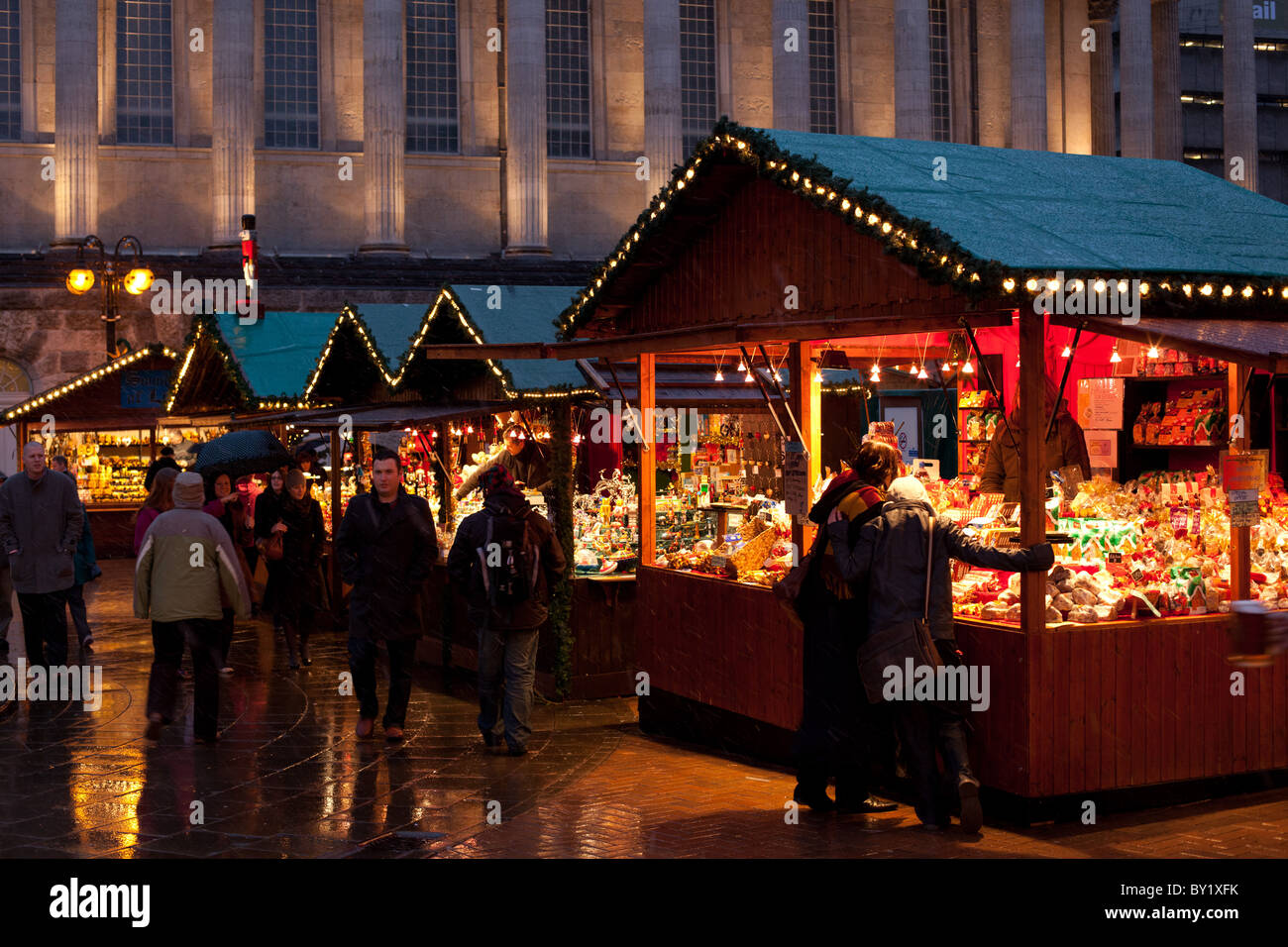 Le marché de Francfort à Victoria Square, Birmingham, attire plus de trois millions de visiteurs chaque mois de décembre. Banque D'Images