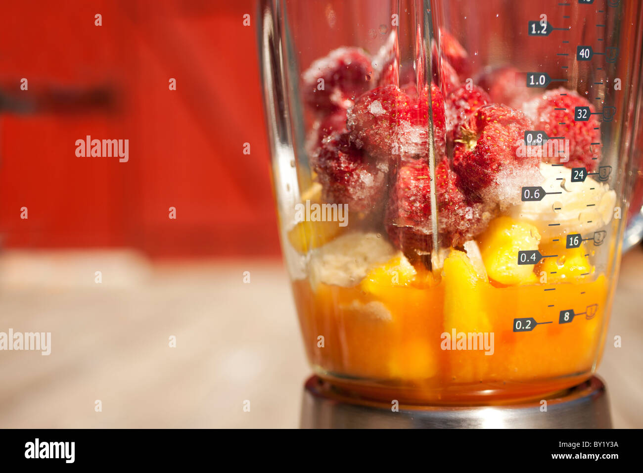 Une sélection de fruits dans un blender Banque D'Images