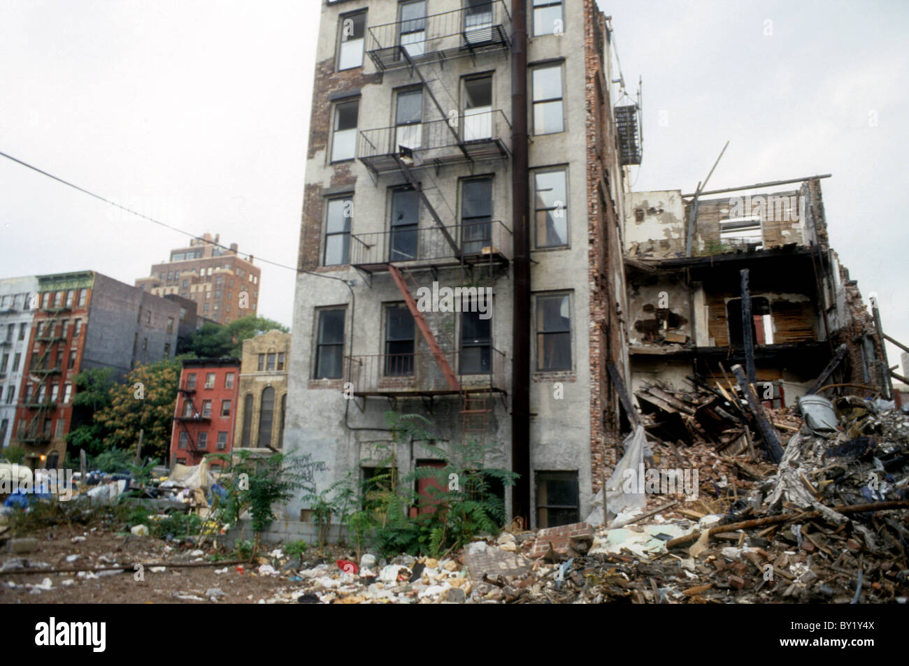 Abandonné et brûlé des bâtiments et terrains vagues sont vus dans l'East Village à New York en 1986. (© Frances M. Roberts) Banque D'Images