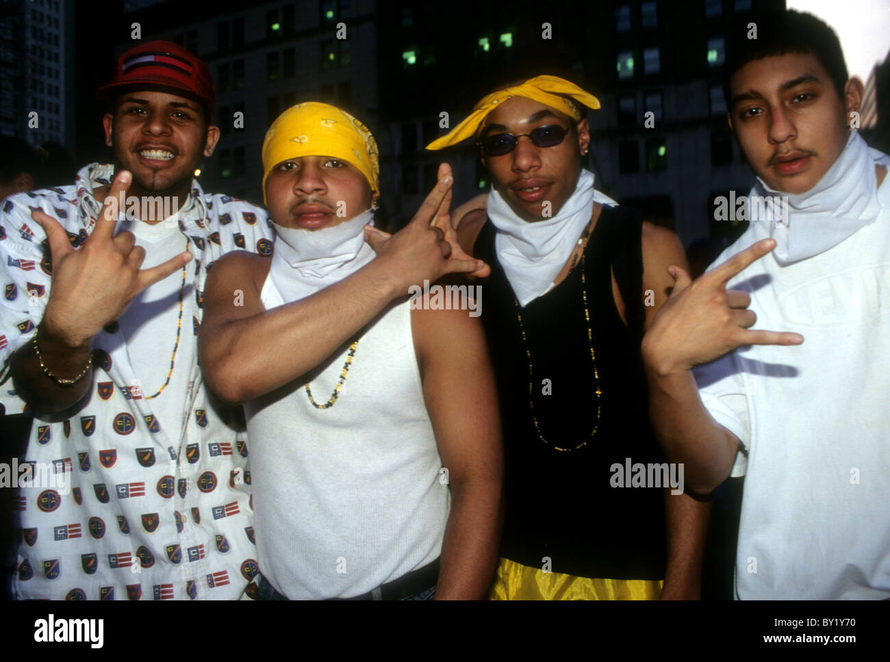 Les membres du Latin Kings gang gang affichent leurs symptômes au cours d'un rassemblement pour la justice raciale à New York en 1998 Banque D'Images