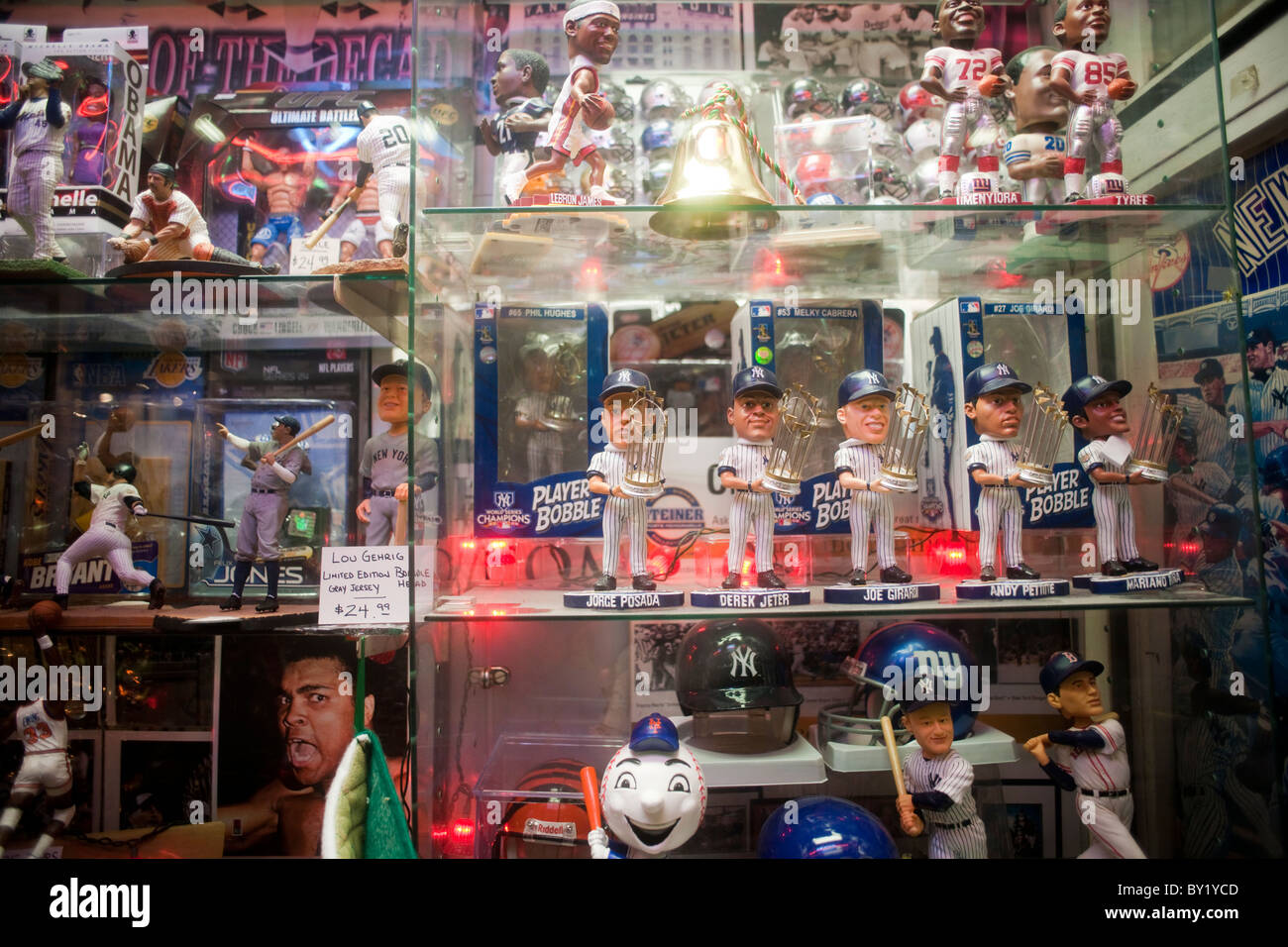 Une fenêtre display bobble-head Yankees et autres souvenirs de sport à New York Banque D'Images