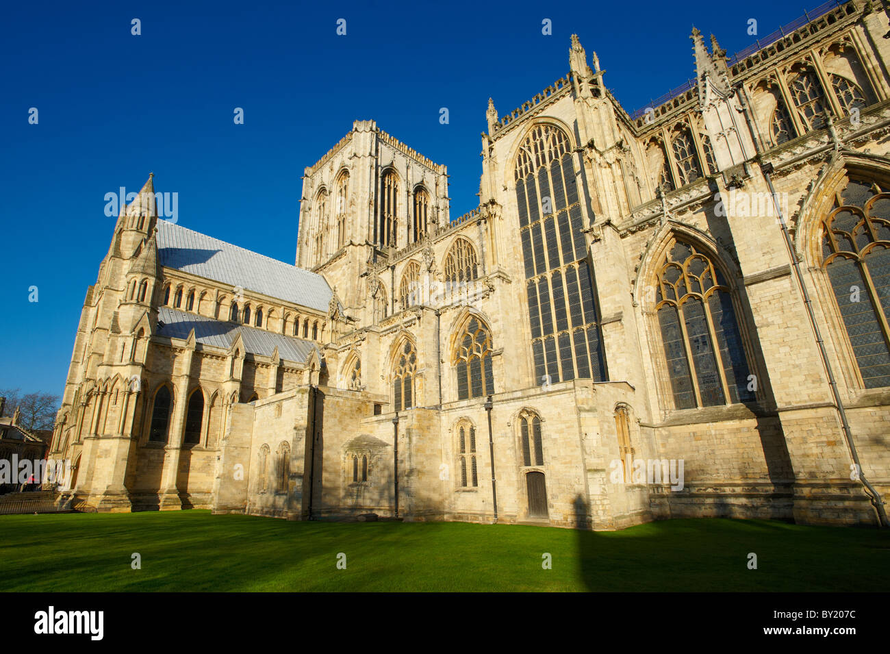 L'architecture gothique à l'extérieur de la cathédrale et l'église de Saint Pierre Metropolitical à York, communément connu sous le nom de York Minster. Banque D'Images