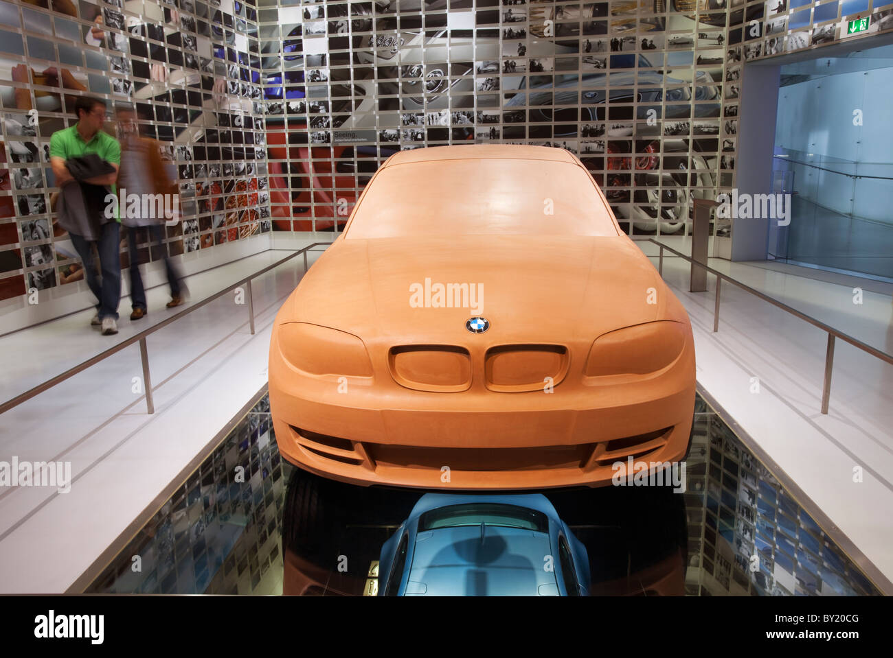 Allemagne, Bavière, Munich,Musée BMW, BMW série 1 modèle en argile à l'écran Banque D'Images