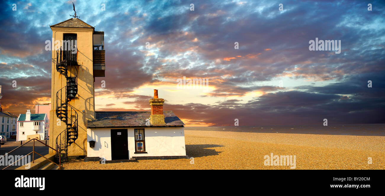 Maisons du front de mer et plage de galets de l'Aldeburgh - Suffolk - Angleterre Banque D'Images