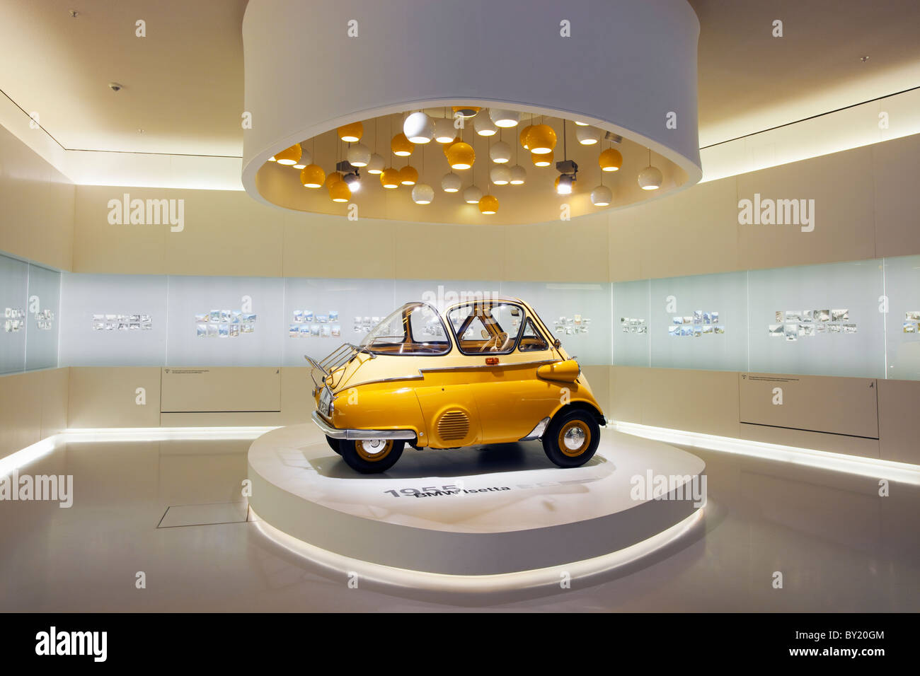 Allemagne, Bavière, Munich, BMW Museum, 1955 BMW Isetta modèle exposé Banque D'Images