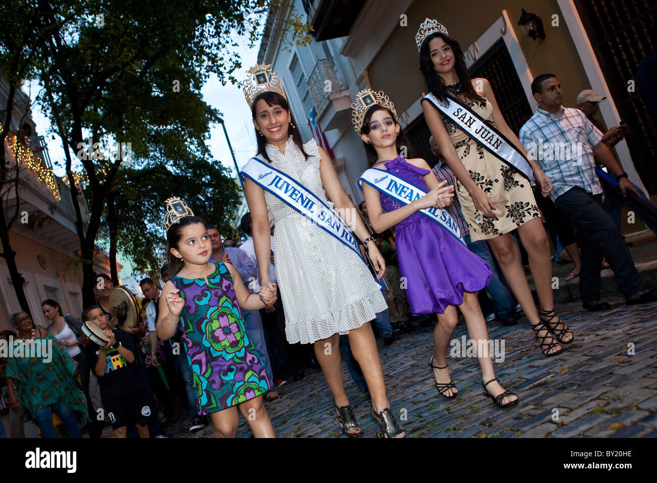 Les reines de beauté défilé pendant le Festival de San Sebastian à San Juan, Porto Rico. Banque D'Images