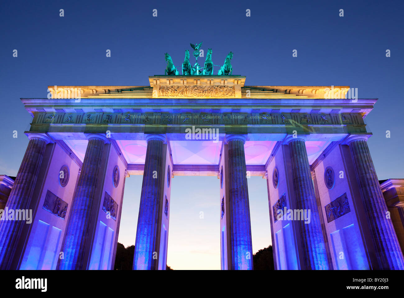 Allemagne,Berlin,Porte de Brandebourg illuminée au crépuscule pendant la Fête des Lumières Banque D'Images