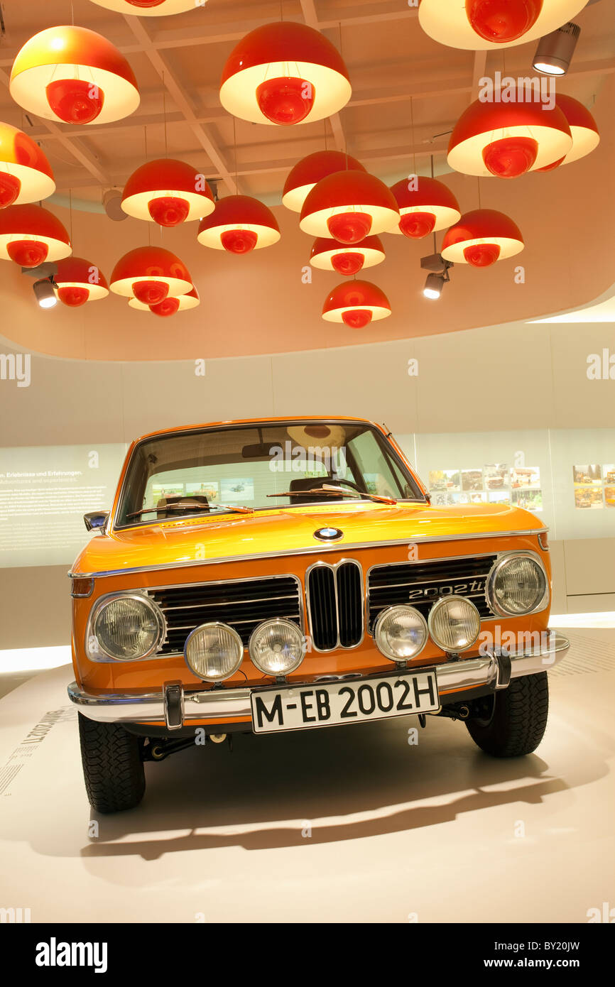 Allemagne, Bavière, Munich,Musée BMW, BMW 1968 TI 2002 sur l'affichage Banque D'Images