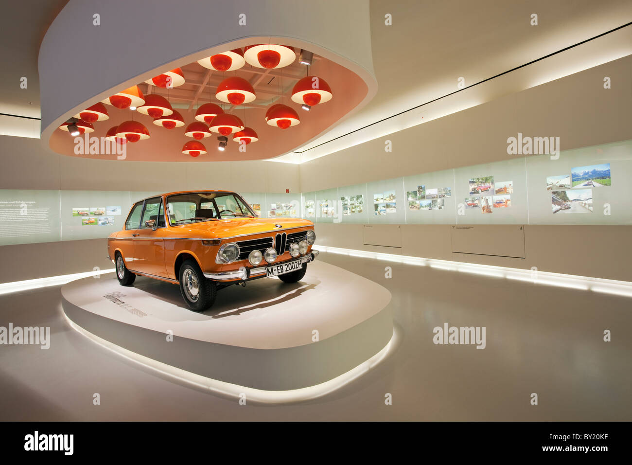 Allemagne, Bavière, Munich,Musée BMW, BMW 1968 TI 2002 sur l'affichage Banque D'Images