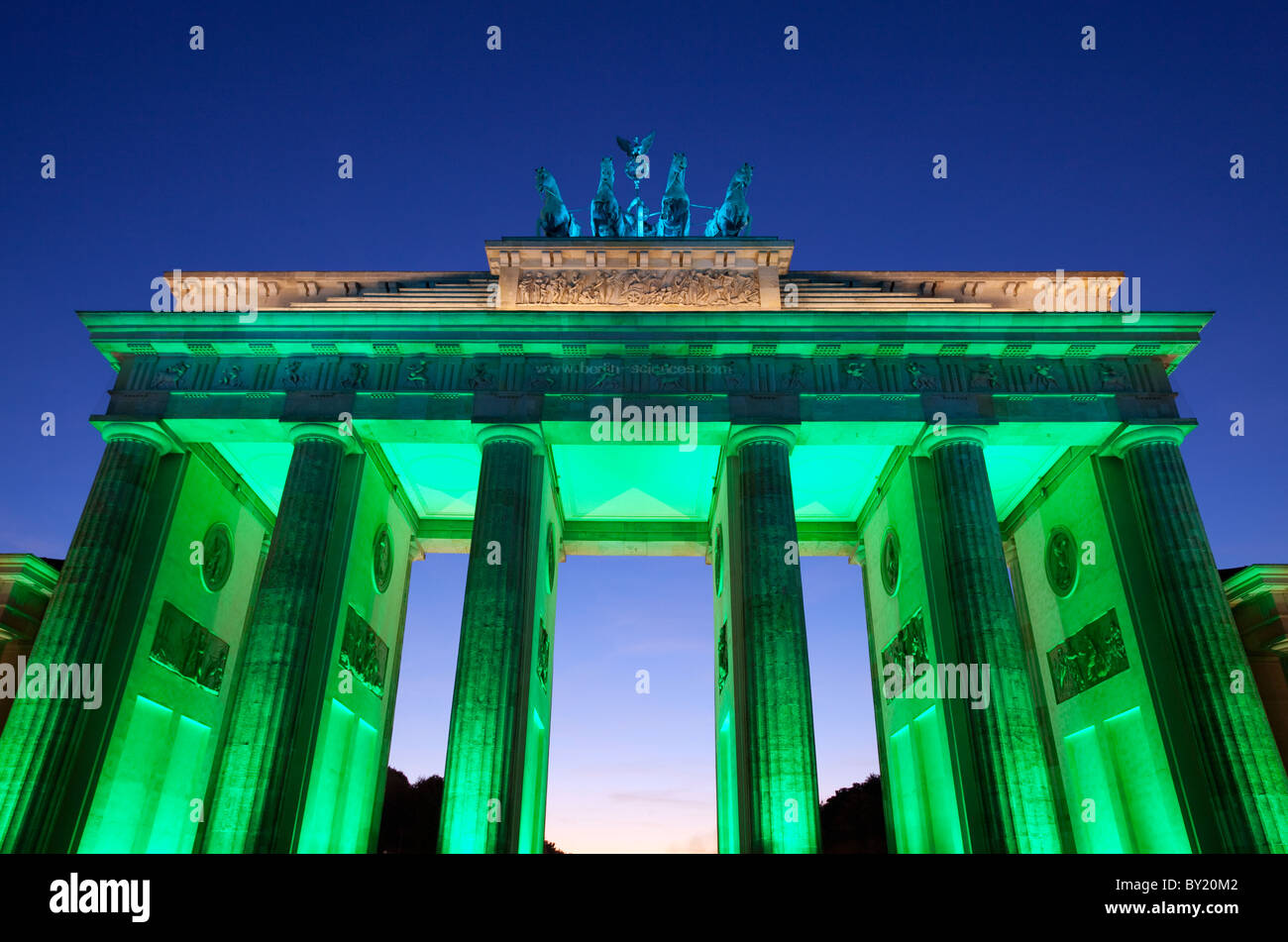 Allemagne,Berlin,Porte de Brandebourg illuminée au crépuscule pendant la Fête des Lumières Banque D'Images