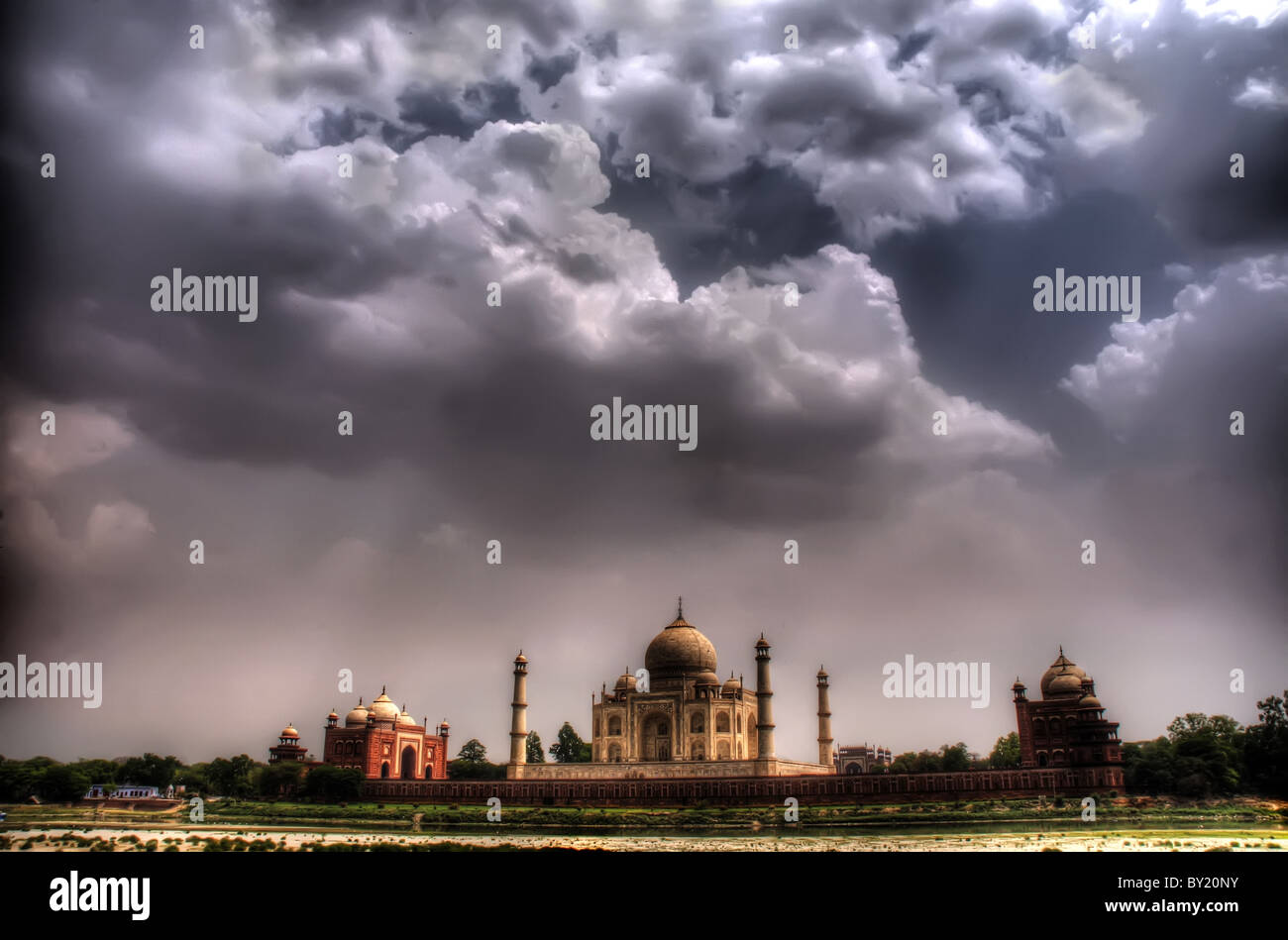 Une tempête sur le Taj Mahal Banque D'Images