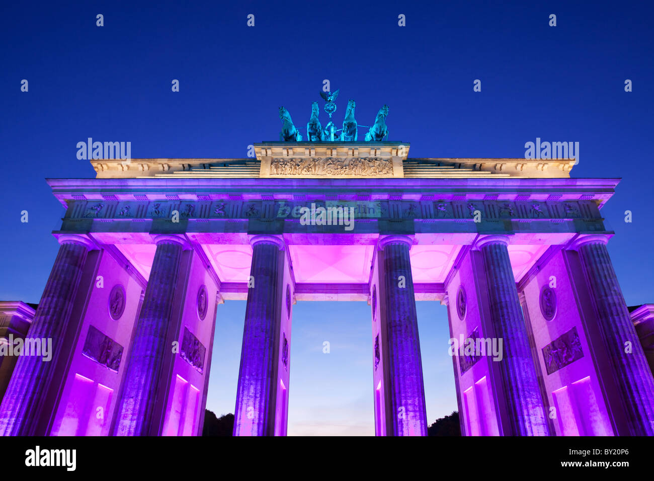 Allemagne,Berlin,Porte de Brandebourg illuminée au crépuscule pendant la Fête des Lumières Banque D'Images