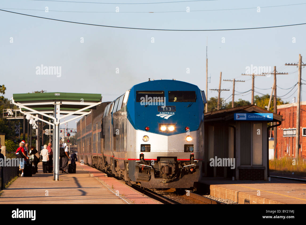 Une longue distance Amtrak train ralentit à un arrêt à l'Galesburg, Illinois depot. Banque D'Images