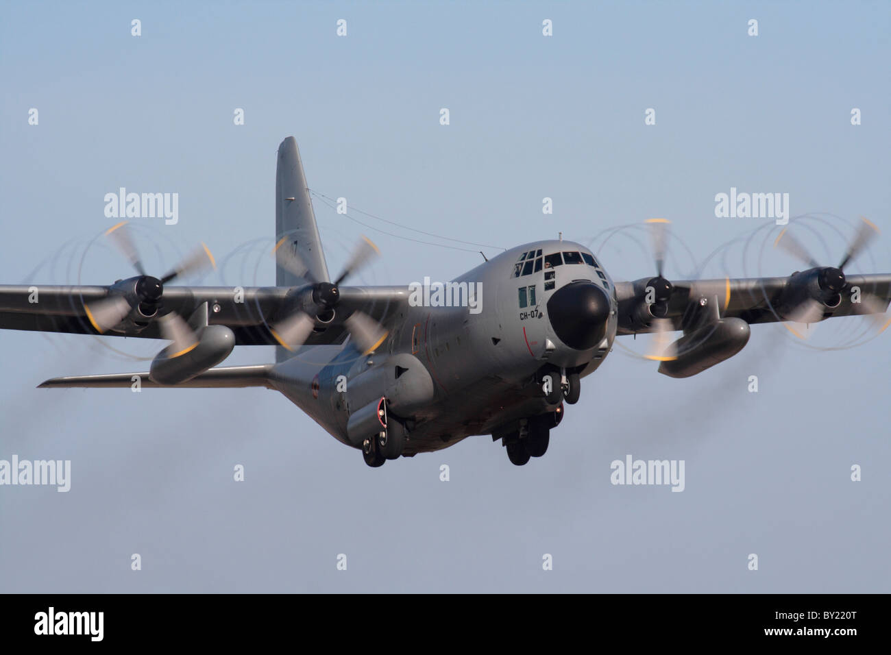 Avion de transport militaire Hercules C-130 H belge générant des sentiers de condensation à vis-à-vis de l'hélice à partir de ses moteurs au décollage. Vue avant rapprochée. Banque D'Images