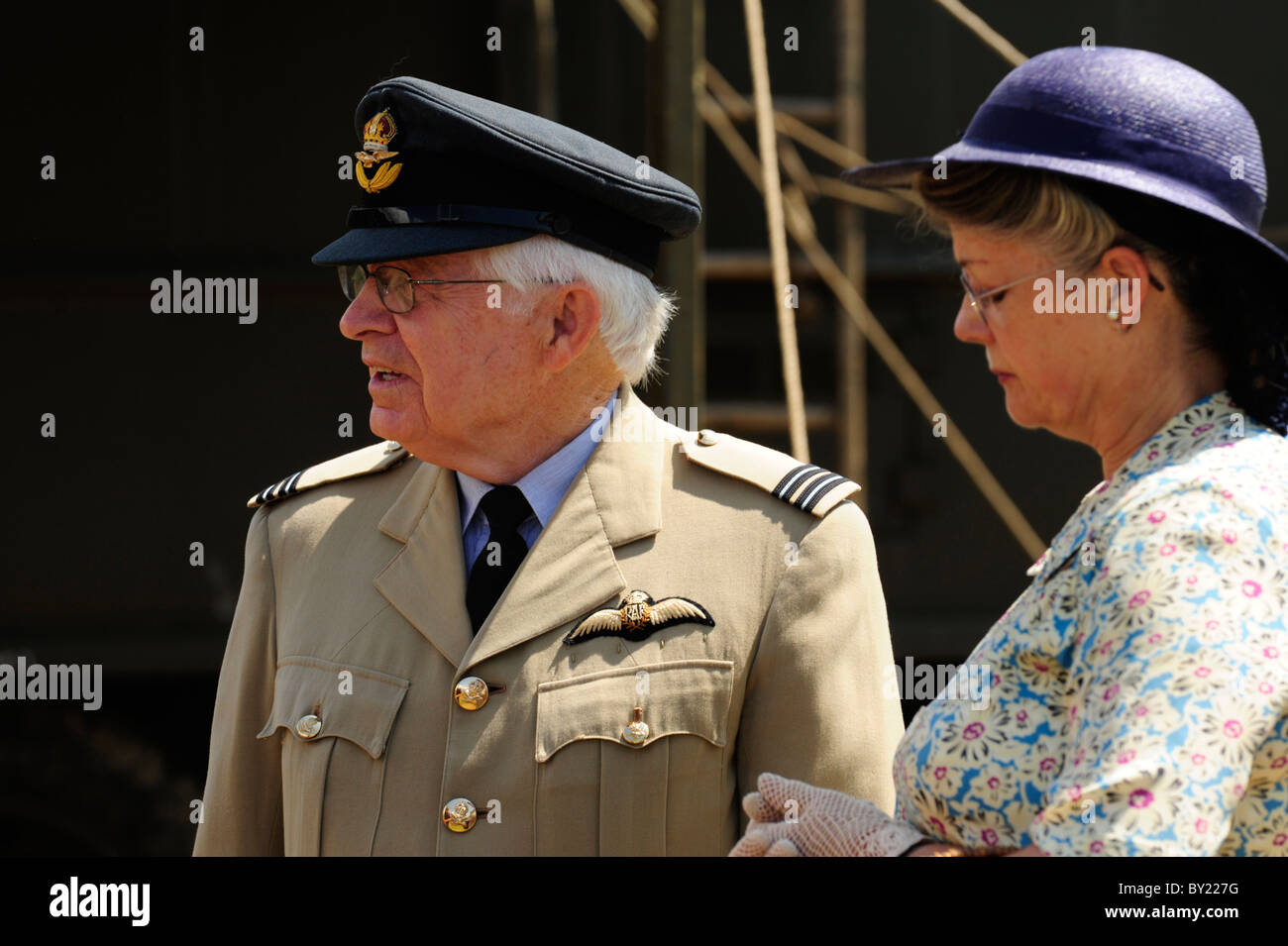 Enthusiast habillé en hauts 1940 Officier de la Royal Air Force britannique avec une dame au cours d'un D-Day re-enactment. Banque D'Images