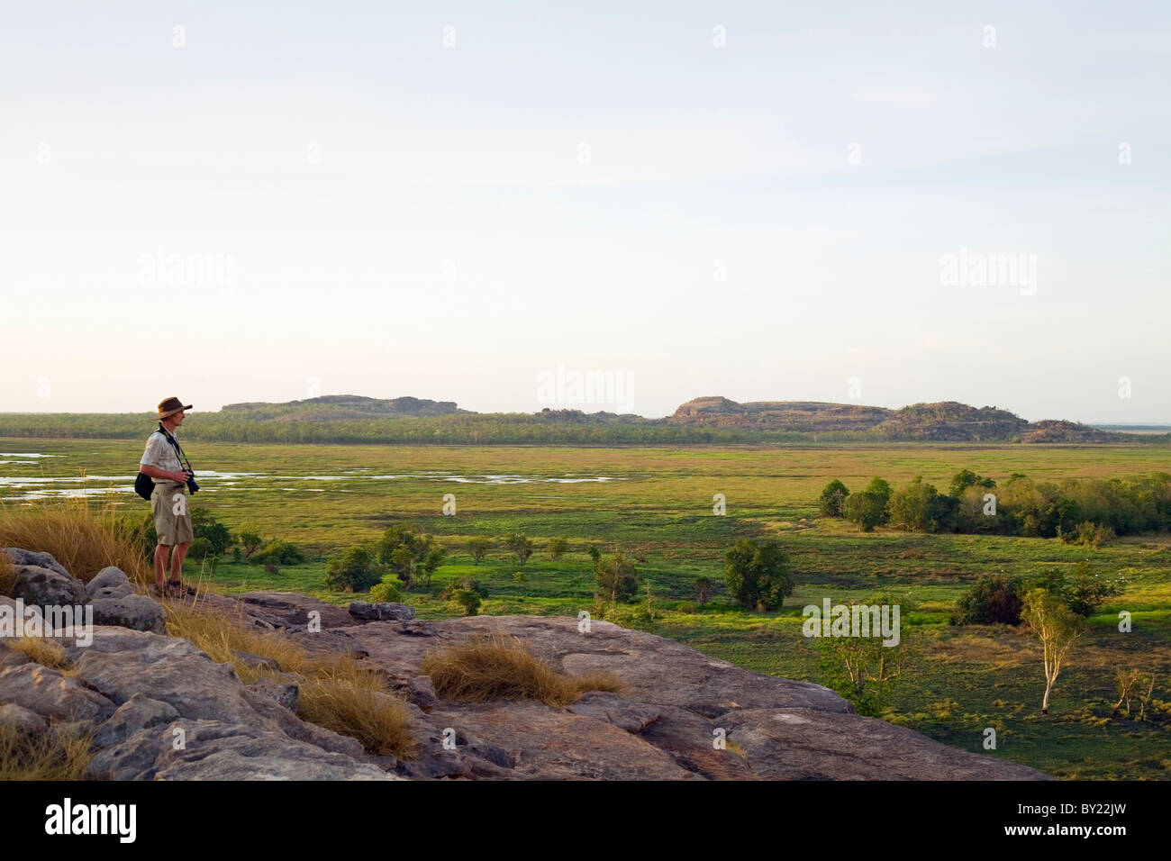 L'Australie, Territoire du Nord, le Parc National de Kakadu Ubirr,. Un randonneur donne sur la plaine à la sacrée Nadab Banque D'Images