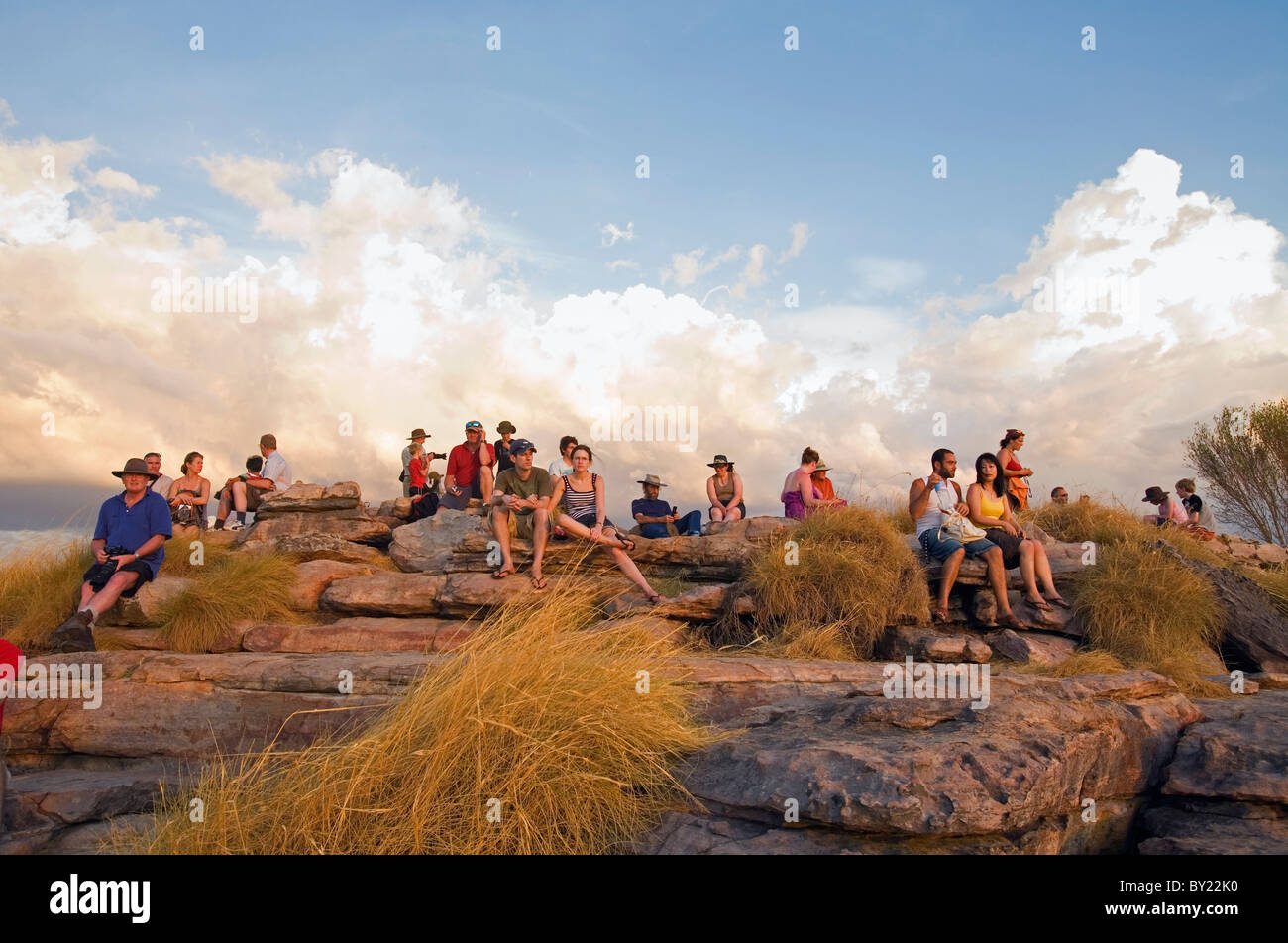 L'Australie, Territoire du Nord, le Parc National de Kakadu Ubirr,. Une foule se rassemble pour regarder le soleil se coucher sur le Kakadu au Nadab Banque D'Images
